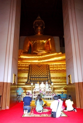 Thais praying