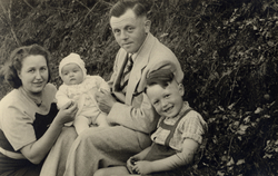 1949 - Elfrieda Rother (Wittwer) - baby Ingetraud Rother - Max Rother - Paul Rother - in Rommerz.jpg