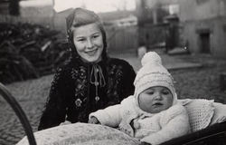 1949 - Inge Rother in the pram - with unknown friend.jpg