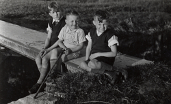 1949 - Paul Rother in the middle with friends.jpg