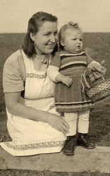 1950 - Elfried Rother and Inge Rother at Easter.jpg