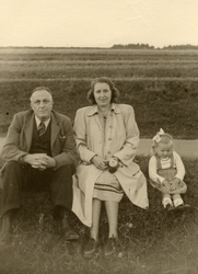 1951 - Hermann Wittwer - Elfrieda Rother (Wittwer) - Inge Rother.jpg