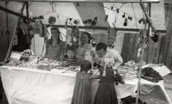1951 - Rother market stall with Elfrieda Rother - Inge Rother - Paul Rother - Max Rother - Rommerz.jpg