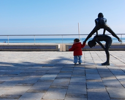 A statue on the Alicante seafront